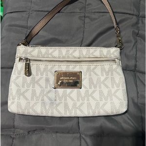 ****MICHAEL KORS WRISTLET MINI PURSE**** CREAM
